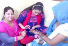 आज मैने मेंहदी लगाई पिया तेरे नाम की नई दुल्हनों ने पहली करवां चैथ पर किया जमकर श्रंगा