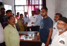 शिक्षकों की समस्याओं को लेकर बीएसए व लेखाधिकारी को सौंपा ज्ञापन