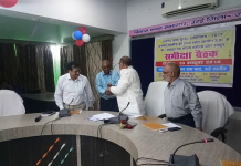 उरई विकास भवन के सभागार में खाद एवं रसद विभाग की समीक्षा बैठक करने आए मंत्री नंदकिशोर यादव एवं डॉ मोहम्मद इस्माइल खान