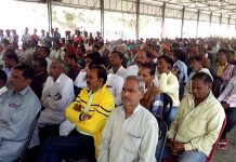 गल्लामंडी में बैठकर एना मवेशियों की समस्या पर चर्चा की। सकारात्मक सोच सबके लिये हितकर होती है जिलाधिकारी अन्ना प्रथा बन्द कराने आप लोग प्रशासन का सहयोग करे पुलिस अधीक्षक