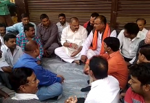 आज सुबह सुबह कादीपुर कस्बे में कपड़ा व्यापारी के ऊपर बाइक सवार बदमासो ने फायरिंग करके पूरे कस्बे में दहशत का माहौल बना दिया