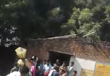 कोटेदार की दवंगई राशन कार्ड धारकों को राशन देने की जगह देता है गालियां