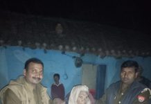 ग्राम लोही में गरीबो को प्रभारी निरीक्षक ने ओढ़ाए कम्बल