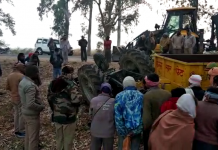 जालौन : अनियंत्रित होकर पलटा ट्रैक्टर।