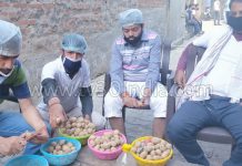 हाथरस : एसोसिएशन ऑफ डेमोक्रेटिक ह्यूमन राइट्स एवं संस्कार वेलफेयर सोसाइटी द्वारा संचालित हाथरस रोटी बैंक ने बांटे लंच पैकेट