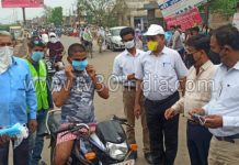 हाथरस : सादाबाद में एसडीएम, चेयरमैन और ईओ ने लोगों को पहनाए मास्क