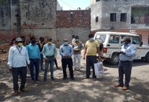 हाथरस : कैलाश नगर के स्थानीय निवासियों ने नगर पालिका के अधिशासी अधिकारियों का फूल मालाओं से किया स्वागत