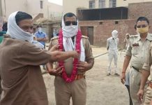 सादाबाद :भाजपाइयों ने किया चौकी प्रभारी का सम्मान