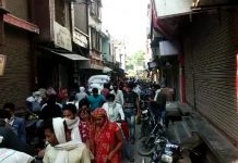 सिकन्दराराऊ में जमकर उडाई जा रही हें सोशल डिस्टेंसिग की धज्जियां