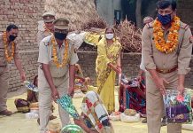 हाथरस : हसायन में कोरोना योद्वाओं ने गरीबों को वितरित की राशन सामग्री