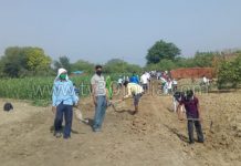 हाथरस : मनरेगा का काम सोशल डिस्टेंस से कर रहे मजदूर