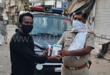 हाथरस : समाजसेवियों ने कोरोना फाइटर्स पुलिस कर्मियों को भेंट की थर्मल स्कैनिंग मशींन
