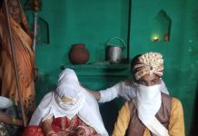 सहपऊ के गांव बागपुर से सिर्फ 5 लोगों के साथ सादाबाद पहुंची बारात।