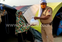 सादाबाद : इंस्पेक्टर सादाबाद ने सूचना पर गरीब झुग्गी झोपड़ी वासियों को बाटा का खाद्यान्न|