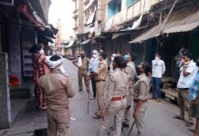 हाथरस के सिकंदराराऊ में महिला की जांच करने गयी टीम से परिजनों की हुई नोकझोंक