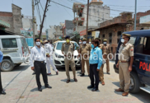 सिकंदराराऊ : जिलाधिकारी प्रवीण कुमार लक्षकार ने कस्बा पुरदिलनगर के हॉटस्पॉट एरिया का निरीक्षण किया