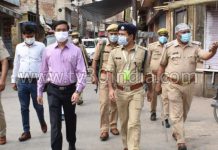 हाथरस : लॉकडाउन का पालन कराने के लिए सड़कों पर उतरे डीएम व एसपी