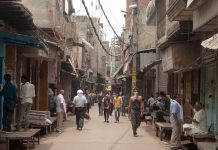 दुकानदारों द्वारा जमकर किया जा रहा है हॉटस्पॉट के नियमो का उलंघन