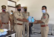 पुलिस अधीक्षक ने डायल 112 पुलिस कर्मियों को किए मास्क वितरित