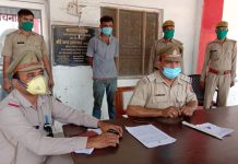 हाथरस : सदर कोतवाली पुलिस ने चाकू के साथ एक व्यक्ति को किया गिरफ्तार ।
