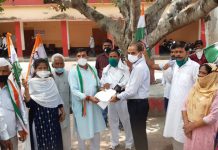 कांग्रेसियों ने बिजली बिल एवं फीस माफी की मांग को लेकर प्रदर्शन कर महामहिम राज्यपाल महोदय के नाम संबोधित ज्ञापन उप जिलाधिकारी महोदय को सौंपा ।