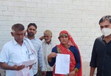 हाथरस : नशा मुक्ति केंद्र संचालक के खिलाफ रिपोर्ट दर्ज कराने को मृतक के परिजनो ने एसपी से लगाई गुहार