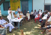 हाथरस कांग्रेस जिला अध्यक्ष चंद्रगुप्त विक्रमादित्य के नेतृत्व में गांव गांव जाकर बैठक की ।
