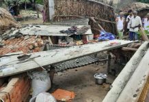 हसायन में बरसात ने गरीब का उजाड़ा आशियाना , गरीब का गिरा झोपड़ीनुमा मकान , सोते हुए परिजन मलबे में दबे