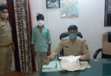 हाथरस : 18 क्वार्टर समेत युवक दबोचा
