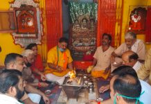 शहर अध्यक्ष शरद महेश्वरी की अध्यक्षता में हवन का आयोजन किया गया