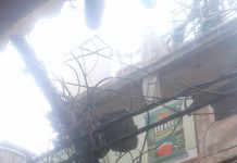 हालवाई खाने में बिजली का पोल बीच के हिस्से में से टूटा बड़ा हादसा होने से टला