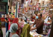 सिकंदराराऊ : श्रीकृष्ण जन्माष्टमी को लेकर बाजार हुए गुलजार