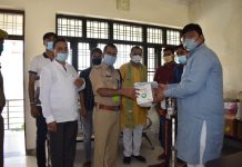 हाथरस : भाजपा जिलाध्यक्ष ने एसपी को किए मास्क , सेनेटाइजर प्रदान