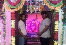 बलदेव छठ के पर्व पर श्री दाऊजी महाराज के मंदिर मे श्री दाऊजी महाराज को कराया गया।फूल बंगला श्रृंगार