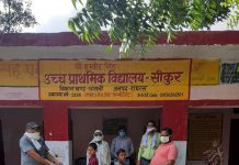 सीकुर विद्यालय में प्रधान जी ने बच्चों को बांटी ड्रेस