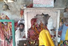 सासनी : कोरोना का डर मंदिरों में नहीं दर्शनार्थी