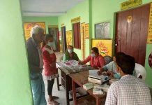 सासनी : स्वास्थ्य टीम ने शिविर लगाकर बांटी दवायें