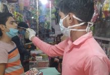 सासनी : ब्यूटीपार्लर हेयर सैलून सेंटरों पर चला कोरोना जांच अभियान