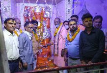 सासनी : श्री हनुमान मंदिर में 1008 दीप जलाकर मनाई बाल्मीकी जयंती