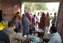 सासनी : बीमारियों के प्रति सजग स्वास्थ्य विभाग लगाया शिविर बांटी दवायें