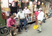 सासनी : काॅस्मेटिक दुकाना पर हुई कोरोना चैकिंग