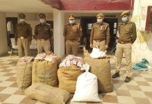 सासनी : बारूद के ढेर पर सासनी नहीं रूक रहा आतिबाजी बनाने का काम