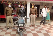 सासनी : चोरी की बाइक सहित गिरफ्तार