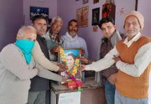 सासनी : कांग्रेसियों ने मनाया स्व. श्रीमती इन्दिरा गांधी का जन्मदिन