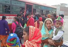 हाथरस : रोडवेज बस स्टैंड पर बसों में दिखी लोगो की भीड़