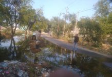 हाथरस : कस्बा मुरसान के ब्लॉक रोड नाली के सहारे मिट्टी डालकर जलभराव की समस्या को करा दूर
