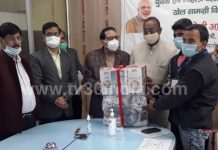 हाथरस : मंगल दल के सदस्यों को प्रोत्साहन स्वरूप खेल सामग्री दी, किया संवाद