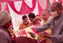 हाथरस : जंक्शन के शेखुपुरा अजीत में प्रधान व बीडीसी ने किया कम्बल वितरण