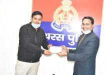 हाथरस : पुलिस अधीक्षक हाथरस द्वारा पुलिस अधिकारियो एवं कर्मचारियो को प्रशस्ति पत्र देकर सम्मानित किया
