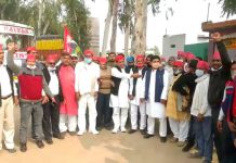 सासनी तहसील पर किसानों के धरना प्रदर्शन में समाजवादी कार्यकर्तओं ने दिया समर्थन